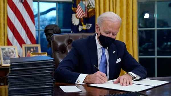 Joe Biden: మరో కీలక నిర్ణయం తీసుకున్న అమెరికా కొత్త అధ్యక్షుడు... కనీస వేతన పరిమితిని పెంచుతూ..