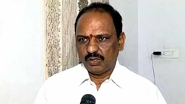 ప్రైవేటు క్లినిక్లు నడుపుకుంటూ తమాషాలు చేస్తున్నారా..? వైద్యులపై మంత్రి చెడుగుడు.. డాక్టర్ల గుస్సా
