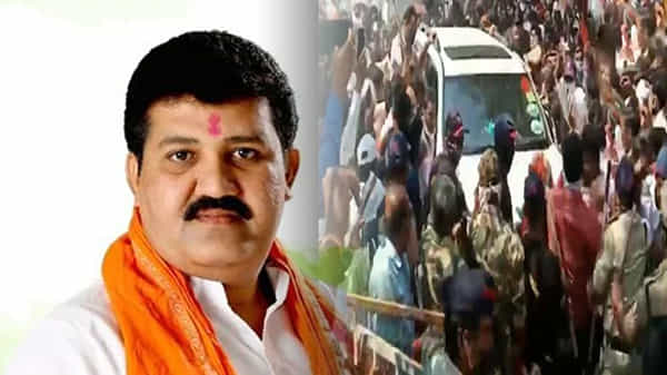 మహారాష్ట్రలో మంత్రి కాన్వాయ్ వాహనం చుట్టూ మూగిన జనం, ఏవీ కోవిడ్ నిబంధనలు ?