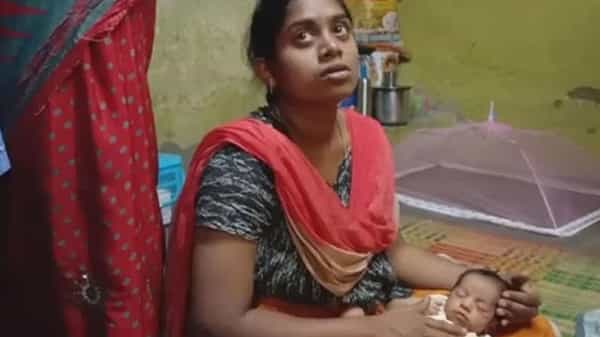 విషాదం.. ఇంట్లోంచి కవలల్ని ఎత్తుకెళ్లిన వానరం.. ఓ పసికందు మృతి.. మరొకరు...