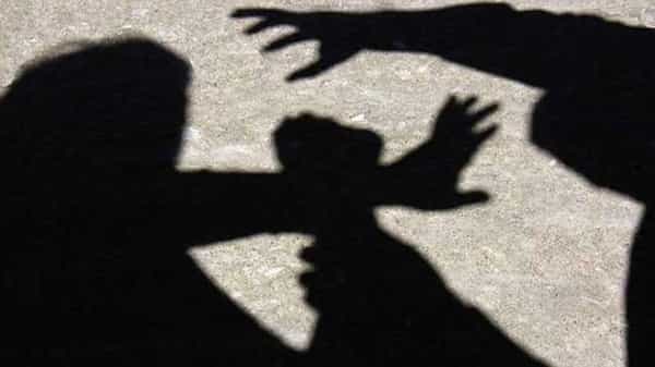 Crime News : దారుణం.. మద్యం మత్తులో కన్నకొడుకుపైనే తల్లి పైశాచికం.. బ్లేడుతో...