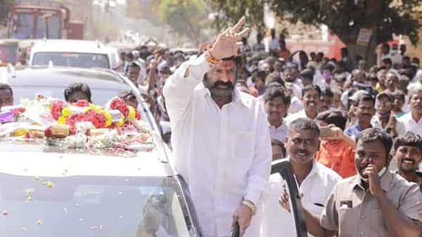 ప్రాణాలు అడ్డు వేసైనా కార్యకర్తలను రక్షించుకుంటా.. హిందూపురంలో బాలయ్య ఎమోషనల్ కామెంట్స్