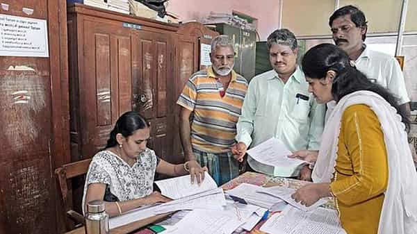ప్రశాంతంగా తొలి విడత గ్రామపంచాయతీ ఎన్నికలు.. తుది విడత ఎన్నికల నామినేషన్ల ప్రక్రియకు నోటిఫికేషన్ జారీ