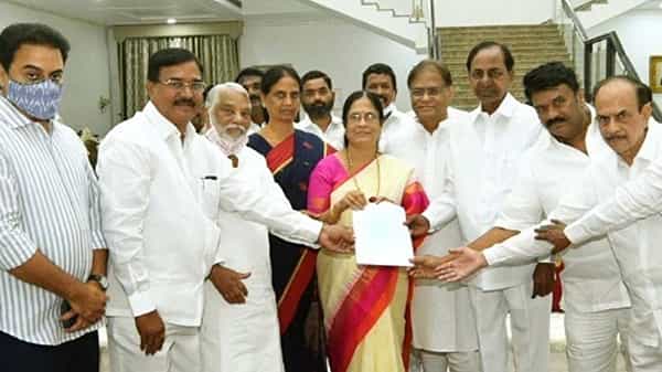 Graduate MLC Elections: నామినేషన్ వేయకుండానే వెనుదిరిగిన టీఆర్ఎస్ ఎమ్మెల్సీ అభ్యర్థి వాణి దేవి.. కారణమేంటంటే..