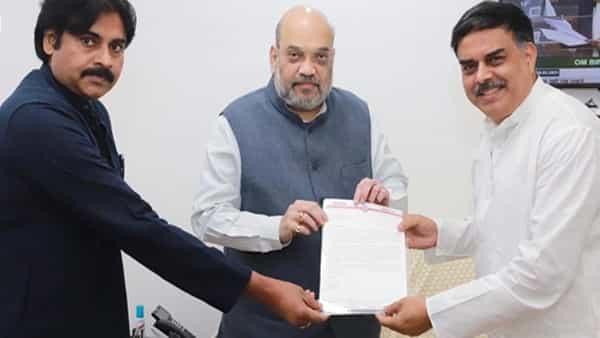 అమిత్షాను కలిసిన జనసేనాని.. ఆంధ్రుల ఆత్మగౌరవంతో ఆటలొద్దని వాదించిన వకీల్సాబ్