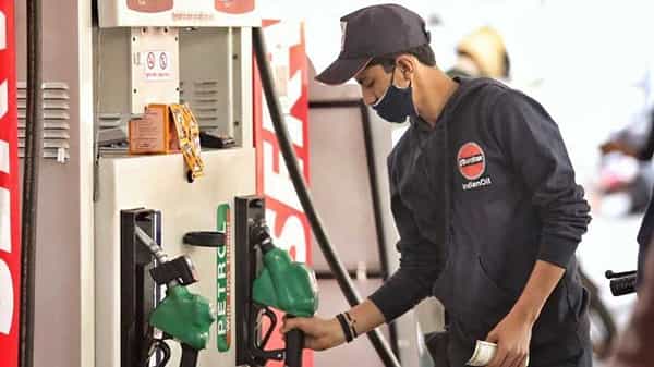 Petrol Price Today: మళ్లీ పెరిగిన పెట్రోల్ ధరలు.. హైదరాబాద్లో లీటర్ పెట్రోల్ ఎంతకు చేరిందో తెలుసా..?