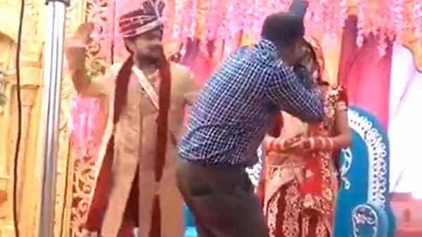 Photographer overaction: ఈ వీడియో చూస్తే.. నవ్వుతో మీ పొట్ట చెక్కలవ్వడం ఖాయం.. అతికి అదిరిపోయే దెబ్బ