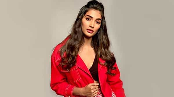 Actress Pooja Hegde: న్యూడ్ ఫోటో పెట్టాలని కోరిన అభిమాని.. ఊహించని విధంగా ఫోటో పెట్టిన పూజా హెగ్డే..