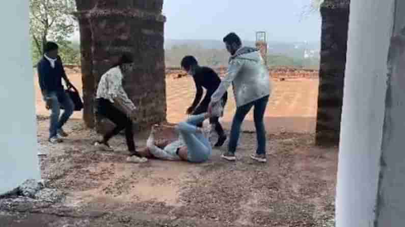 Priya Prakash Varrier : కన్ను గీటి కుర్రాళ్లందరినీ తన మత్తులో పడేసి.. తాను మాత్రం ఇలా పడిందేంటి..!