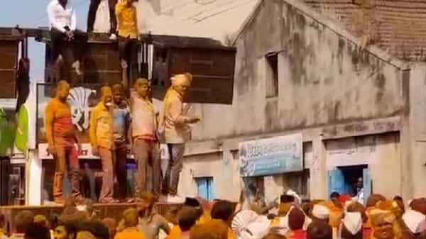 Viral video : గెలిచిన ఆనందంలో ఆ సర్పంచ్ చేసిన పనికి అక్కడున్నవారంతా షాక్ అయ్యారు.. చివరకు..