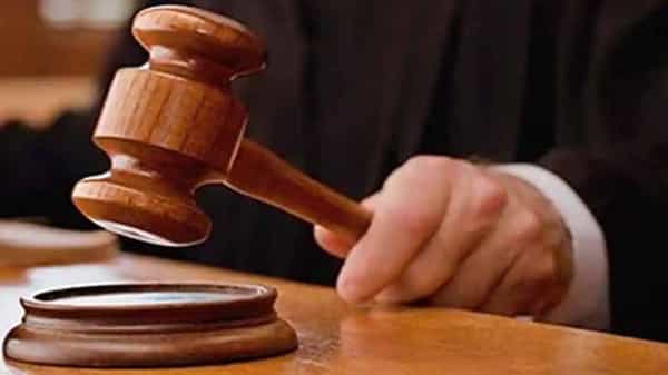 Bombay High Court: వివాదాస్పద తీర్పులిచ్చిన జస్టిస్ పదోన్నతికి ఎసరు.. పదవీ కాలం మరో ఏడాది పొడిగింపు..