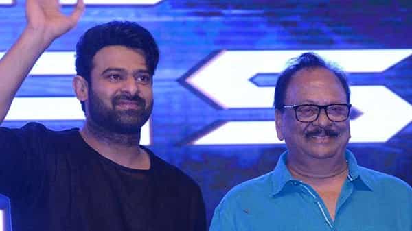 Prabhas: కాలంలో వెనక్కి వెళ్దామంటోన్న కృష్ణం రాజు.. వైరల్గా మారిన రెబల్ స్టార్స్ ఫొటో..