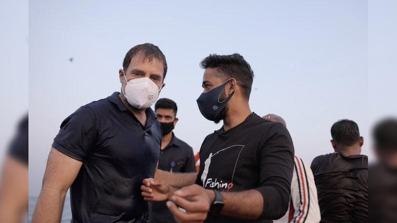 అనేకమంది ట్విటర్ యూజర్లు ఆయనఫిట్ నెస్లోని రహస్యాన్ని ప్రశ్నిస్తున్నారు.