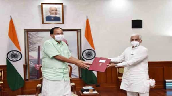 వైసీపీ ఎంపీ విజయసాయిరెడ్డిని అభినందించిన వెంకయ్యనాయుడు.. కామర్స్ స్టాండింగ్ కమిటీ పనితీరుపై ప్రశంసలు..