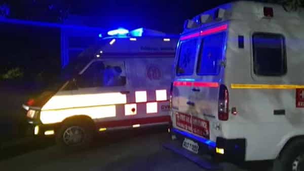 Road Accident: యూపీలో ఘోర రోడ్డు ప్రమాదం.. కారును ఢికొన్న ట్యాంకర్.. ఏడుగురు మృతి