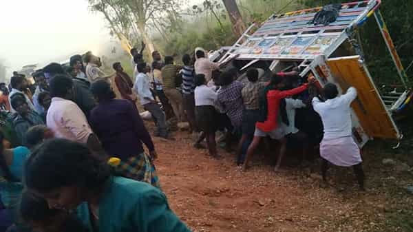 కూలీ పనులకు వెళ్తుండగా ఘోర రోడ్డు ప్రమాదం.. ముగ్గురు మృతి.. 20మందికి పైగా గాయాలు..