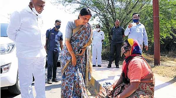 Minister Sabitha: మంచి మనసు చాటుకున్న మంత్రి సబితా ఇంద్రారెడ్డి.. యూ టర్న్ తీసుకొని మరీ వచ్చి..