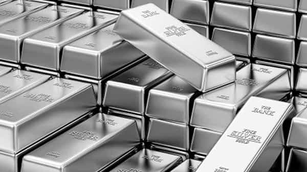 Today Silver Price: నార్త్లో తగ్గింది.. సౌత్లో పెరిగింది.. తెలుగు రాష్ట్రాల్లో ఈ రోజు కిలో వెండి ఎంత ఉందంటే..