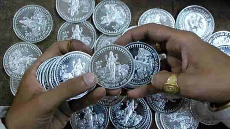 Silver Price Today: బంగారం బాటలోనే వెండి.. దేశ వ్యాప్తంగా తగ్గిన ధరలు.. ఈరోజు కేజీ సిల్వర్‌ ఎంతుందంటే..