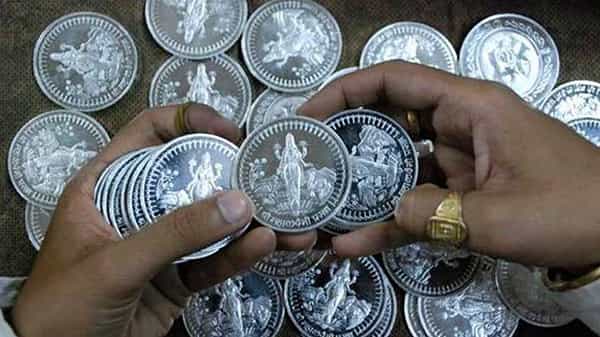 Silver Price Today: బంగారం బాటలోనే వెండి.. దేశ వ్యాప్తంగా తగ్గిన ధరలు.. ఈరోజు కేజీ సిల్వర్ ఎంతుందంటే..