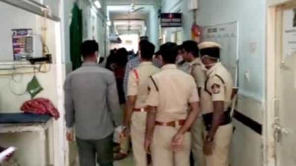 Suicide Attempt : భార్యను బెదిరించాలని ఒంటిపై పిచ్చిగా పెట్రోల్ పోసుకున్నాడు.. తర్వాత ఏం జరిగిందంటే..