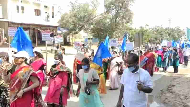 Teachers Protest: తెలంగాణలో రోడ్డెక్కిన ఉపాధ్యాయులు.. పీఆర్‌సీ అమలు చేయాలని డిమాండ్‌