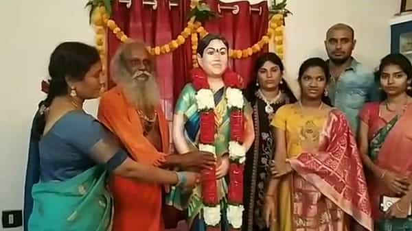 Andhrapradesh: భార్యకు ప్రేమతో.. నిలువెత్తు చెక్క విగ్రహం.. వేదమంత్రాల సాక్షిగా ఇంట్లో ప్రతిష్ట