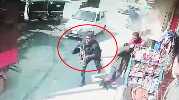 Terrorist Attack: రెచ్చిపోయిన ఉగ్రవాదులు.. బహిరంగంగా కాల్పులు.. స్పాట్లోనే కుప్పకూలిన పోలీసులు