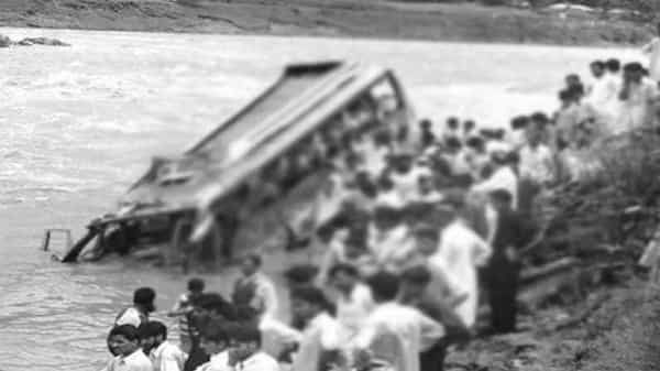 Madhya Pradesh Accident: మధ్యప్రదేశ్లో ఘోర ప్రమాదం.. నదిలోకి దూసుకెళ్లిన బస్సు.. 28 మంది దుర్మరణం