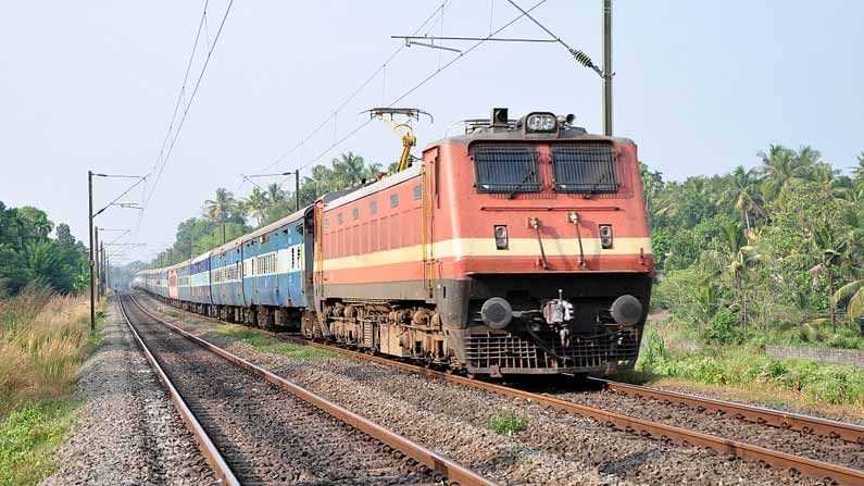 Indian Railways: సాంకేతిక లోపంతో రివర్స్‌లో పరిగెత్తిన రైలు.. ముగ్గురు ఉద్యోగుల సస్పెన్షన్‌