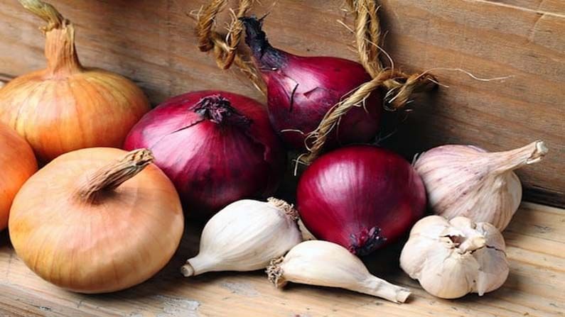 Garlic, Onions: వెల్లుల్లి, ఉల్లిపాయల్లో మొలకలు వస్తే ఏం చేయాలి..? మొలకలు వచ్చినవి తింటే మంచిదేనా..?