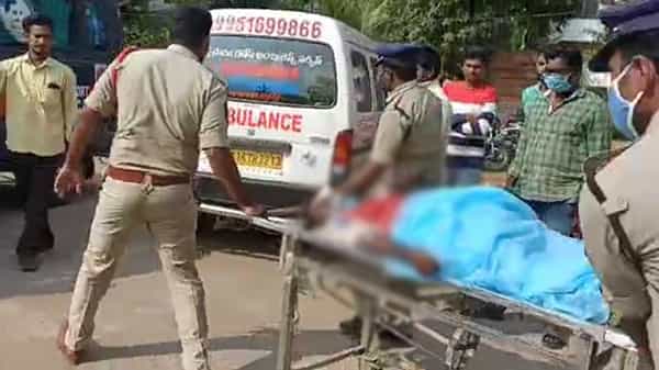 Murder News: కృష్ణా జిల్లాలో దారుణం.. కంటి ఆస్పత్రిలో హత్య.. కిరాతకంగా కోడికత్తితో పొడిచి..