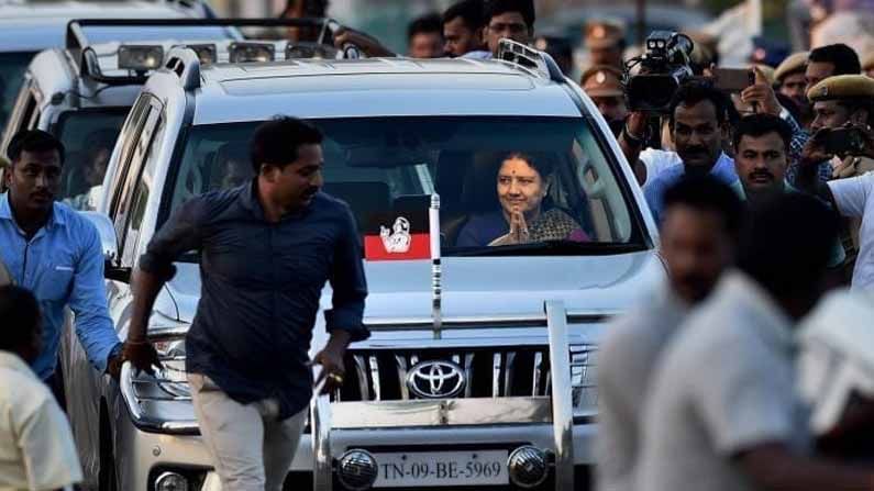 VK Sasikala: అన్నాడీఎంకే జెండాతో హోసురుకు చేరుకున్న చిన్నమ్మ.. తమిళనాడులో ఎంట్రీకి పోలీసుల ఆంక్షలు..