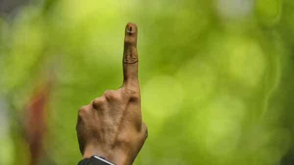 AP Local Body Elections: పెళ్లి బట్టలపైనే పోలింగ్ బూత్కు వెళ్లిన నవదంపతులు.. తమ ఓటు హక్కును వినియోగించుకుని..