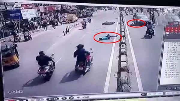 రెప్పపాటులో ఘోరం.. సెల్ఫోన్ మోజులో ఒకరు.. ర్యాష్ డ్రైవింగ్తో మరొకరు.. వీడియో వైరల్.!
