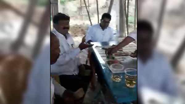 ఆదిలాబాద్ జిల్లాలో బరితెగించిన విద్యాధికారి.. తప్పతాగి స్కూళ్లో చిందులేసిన ఎంఈవో