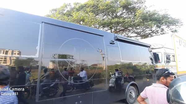 Breaking News: అల్లు అర్జున్ కార్వాన్ను ఢీకొట్టిన లారీ.. ఖమ్మం సమీపంలో రోడ్డు ప్రమాదం..