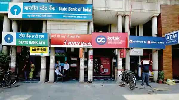 Banks Holidays: బ్యాంక్ కస్టమర్లకు ముఖ్య గమనిక.. ఆరు రోజులు బ్యాంకులు బంద్.. వివరాలివే.!!