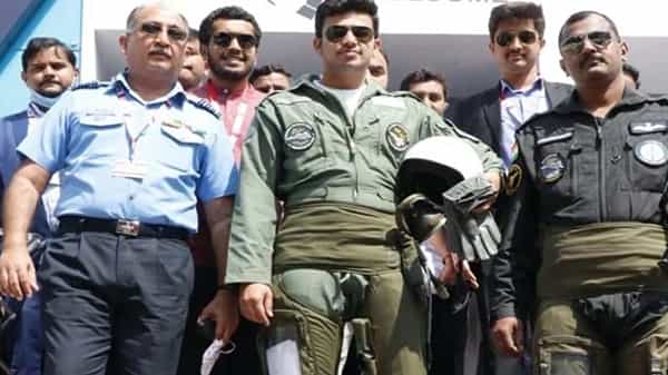 BJP MP Tejasvi Surya: తేజస్లో ప్రయాణించిన తేజస్వీ సూర్య... సోషల్ మీడియాలో ఫోటోలు షేర్ చేసిన ఎంపీ...