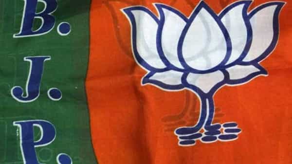 BJP: బీజేపీ ఎంపీలకు విప్ జారీ.. లోక్సభకు అందరూ హాజరవ్వాలని సూచించిన అధిష్టానం..