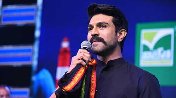 Acharya: మెగాస్టార్ మూవీ షూటింగ్కు బయలుదేరిన సిద్ద... వైరల్ అవుతున్న రామ్చరణ్ ఫోటోలు..