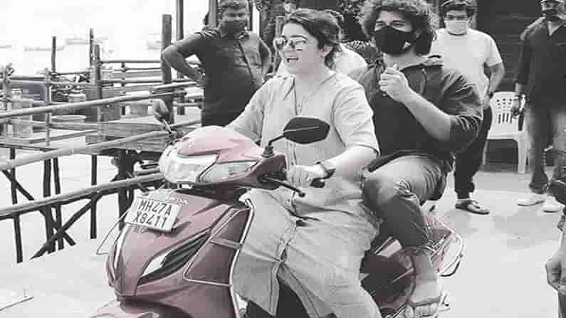 ముంబైలో బైక్పై షికారు చేసిన విజయ్.. ఛార్మి.. సోషల్ మీడియాలో వైరల్ అవుతున్న ఫోటోస్..