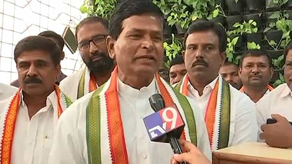 తొలి నామినేషన్ దాఖలు చేసిన కాంగ్రెస్ అభ్యర్థి చిన్నారెడ్డి.. తనను గెలిపిస్తే ఏం చేస్తాడో చెప్పేసిన మాజీ ఎమ్మెల్యే