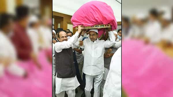 అజ్మీర్ దర్గాకు చాదర్ సమర్పించిన సీఎం కేసీఆర్.. ముస్లింలకు శుభాకాంక్షలకు తెలిపిన ముఖ్యమంత్రి