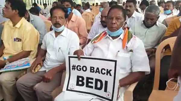 పుదుచ్చేరిలో లెఫ్టినెంట్ గవర్నర్ కిరణ్బేడీకి వ్యతిరేకంగా ముఖ్యమంత్రి ఆందోళన, 10వ తేదీన రాష్ట్రపతి ముందుకి కాంగ్రెస్ బృందం
