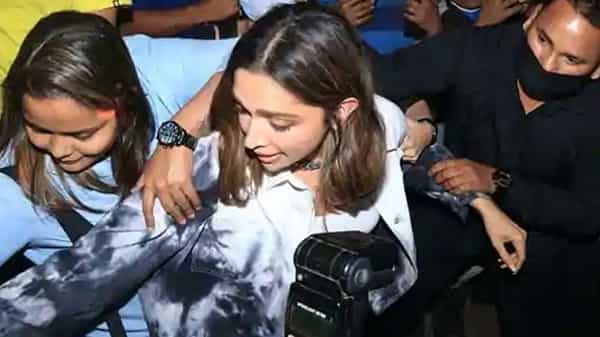 Deepika Padukone : హోటల్కు వెళ్లిన దీపిక.. ఎగబడ్డ జనాలు.. పర్స్ లాగే ప్రయత్నం.. అసహనం వ్యక్తం చేసిన అమ్మడు