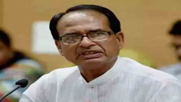 అతిథి గృహంలో బస చేసిన ముఖ్యమంత్రికి నిద్ర భంగం. ఇద్దరు అధికారులపై సస్పెన్షన్ వేటు..!