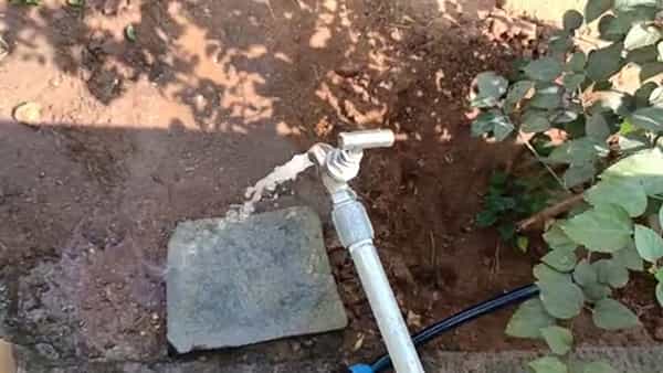 జానారెడ్డిగారూ.. ఇవిగో మిషన్ భగీరథ నీళ్లు.. జానారెడ్డి ఇంటిలో జలజలా రాలుతున్న భగీరథ నల్లాను చూపించిన మంత్రి ఎర్రబెల్లి దయాకర్రావు