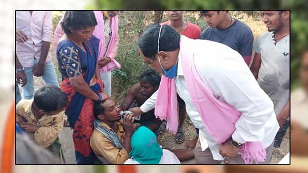 మానవత్వం చాటుకున్న మంత్రి.. ప్రమాదవశాత్తు గాయపడిన గిరిజనుడిని సొంత వాహనంలో హాస్పిటల్ కు తరలించిన ఎర్రబెల్లి