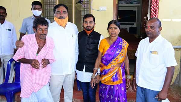 చెరువు కొమ్ము తండాలో సందడి చేసిన మంత్రి.. వంట మనిషి పండగలో పాలుపంచుకున్న ఎర్రబెల్లి